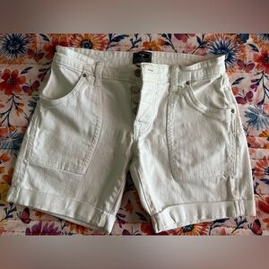 EUC - GAP Women’s Sexy Boyfriend Shorts (White) - Size 2/26